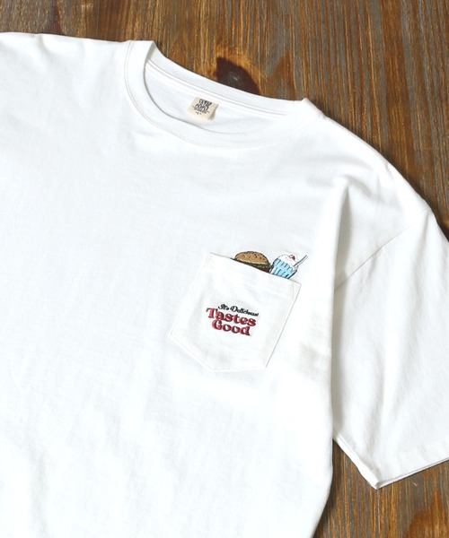 POWER TO THE PEOPLE(パワートゥーザピープル)の「POWER TO THE PEOPLE アート ミニワッペン刺繍Tシャツ(Tシャツ/カットソー・メンズ・ホワイト/ネイビー/ホワイト系その他/ブルー系その他/チャコール/ホワイト系その他2/ホワイト系その他3/ホワイト系その他4/ブルー系その他2/ブルー系その他3・LL/M/L)」の4枚目の写真
