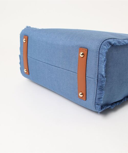 LA BAGAGERIE（ラバガジェリー）の「フリンジデニムバッグ Mサイズ（ハンドバッグ・レディース・ブラック/ネイビー/ブルー・FREE）」の6枚目の写真