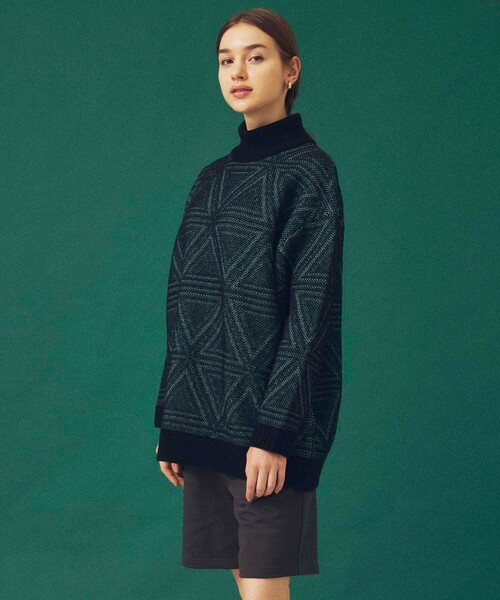 CITY TOKYO(シティトウキョウ)の「2WAYリバーシブルトライアングルモックネックニットチュニック(ニット/セーター・レディース・ブラック/グレー・FREE)」の2枚目の写真