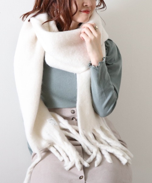 Cheek（チーク）の「大判フリンジマフラー（マフラー・レディース・ベージュ/ブルー/アイボリー/コーラルピンク・MEDIUM）」の2枚目の写真