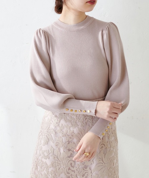 natural couture（ナチュラルクチュール）の「ボリューム袖金釦リブニット（ニット/セーター・レディース・オフホワイト/ブラック/イエロー/ピンクベージュ・FREE）」の4枚目の写真