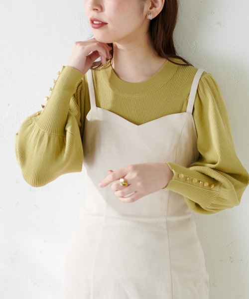 natural couture（ナチュラルクチュール）の「ボリューム袖金釦リブニット（ニット/セーター・レディース・オフホワイト/ブラック/イエロー/ピンクベージュ・FREE）」の3枚目の写真