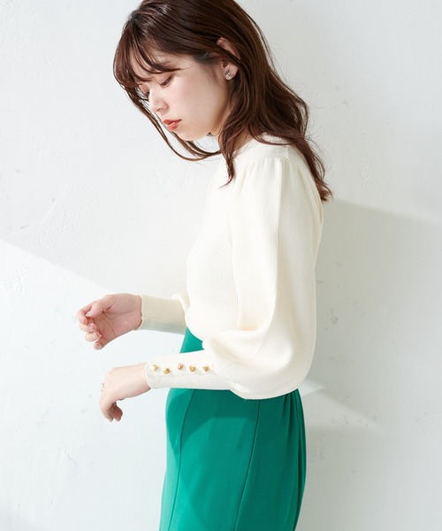 natural couture（ナチュラルクチュール）の「ボリューム袖金釦リブニット（ニット/セーター・レディース・オフホワイト/ブラック/イエロー/ピンクベージュ・FREE）」の6枚目の写真