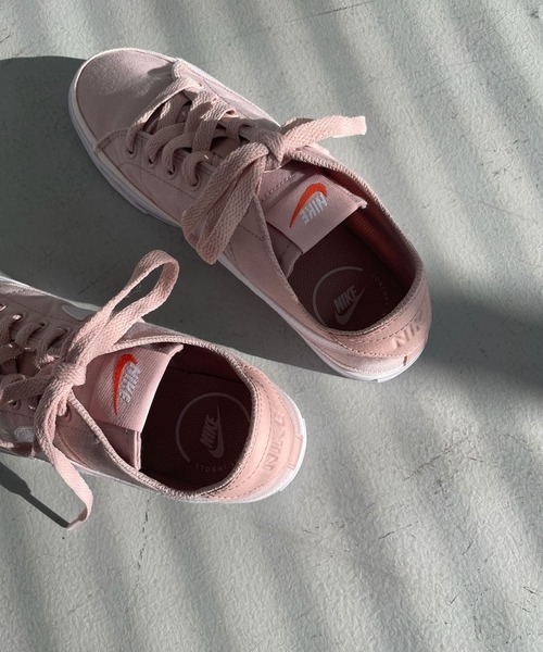 NIKE(ナイキ)の「NIKE コートレガシーキャンバス(スニーカー・レディース・ホワイト/ライトピンク・24/24.5/23.5)」の3枚目の写真