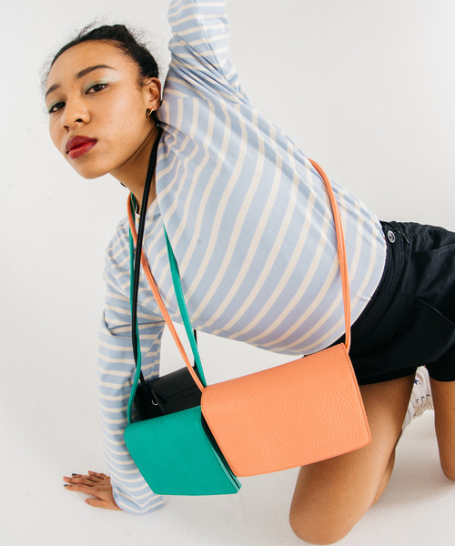 GIMME GIMME（ギミーギミー）の「【GIMME GIMME】Square shoulder bag gima22s008（ショルダーバッグ・レディース・グリーン/ピンク/ブラック・FREE）」の2枚目の写真