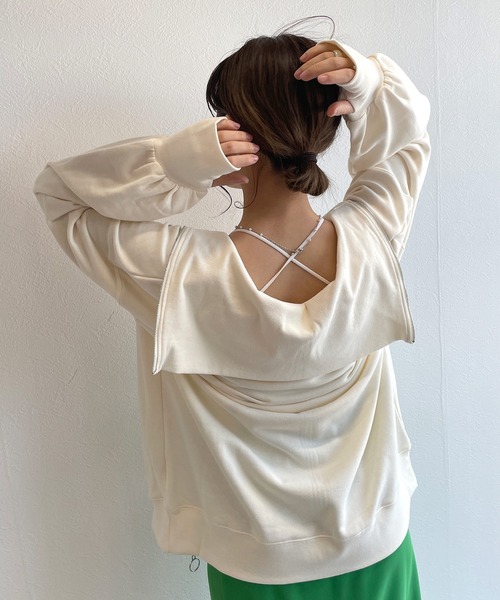 w closet（ダブルクローゼット）の「スウェット衿付きフィンガーホールプルオーバー（スウェット・レディース・オフホワイト/ライトグリーン/グレイッシュベージュ/サックスブルー系・FREE）」の14枚目の写真