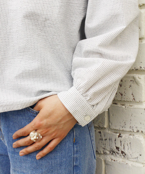 Kastane（カスタネ）の「【Kastane】ハイネック袖ボリュームプルオーバー（シャツ/ブラウス・レディース・ホワイト/ブラック/ストライプ・FREE）」の4枚目の写真