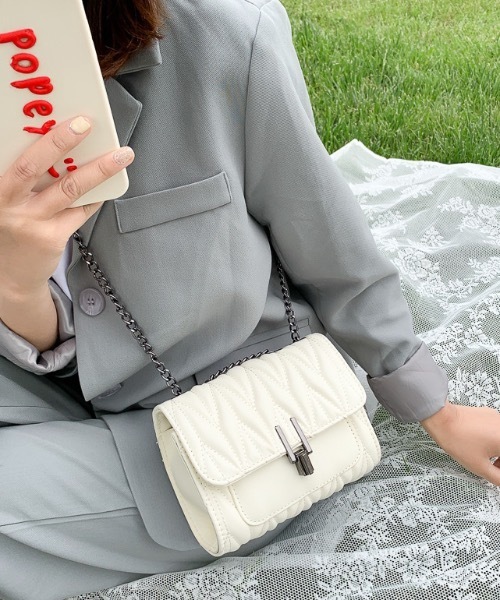 Burner(バーナー)の「【OKUOKU 0909】ウェーブ キルティング チェーンショルダーバッグ oku-bag-556-15(ショルダーバッグ・レディース・ブラック/ホワイト・FREE)」の3枚目の写真