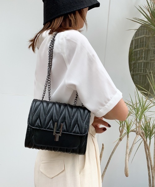 Burner(バーナー)の「【OKUOKU 0909】ウェーブ キルティング チェーンショルダーバッグ oku-bag-556-15(ショルダーバッグ・レディース・ブラック/ホワイト・FREE)」の4枚目の写真