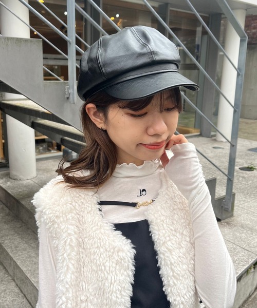 OLIVE des OLIVE（オリーブデオリーブ）の「フェイクレザーキャスケット（キャスケット・レディース・ブラック/アイボリー・FREE）」の2枚目の写真