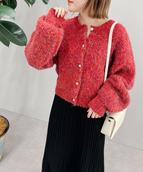 un dix cors(アンディコール)の「華やかさアップ 袖ボリュームパール釦カーデ(カーディガン/ボレロ・レディース・ベージュ/レッド・FREE)」の5枚目の写真