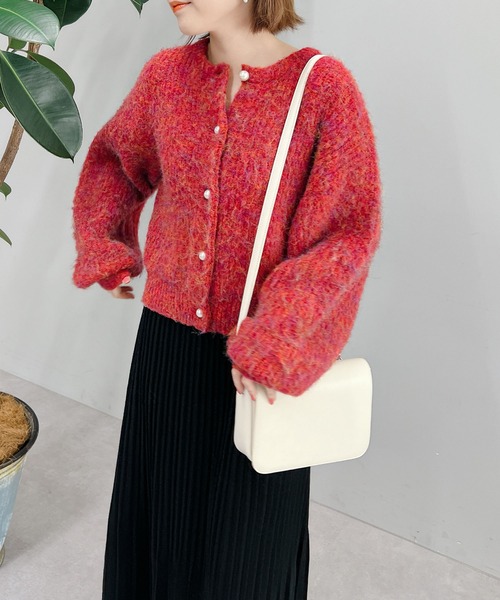 un dix cors(アンディコール)の「華やかさアップ 袖ボリュームパール釦カーデ(カーディガン/ボレロ・レディース・ベージュ/レッド・FREE)」の17枚目の写真