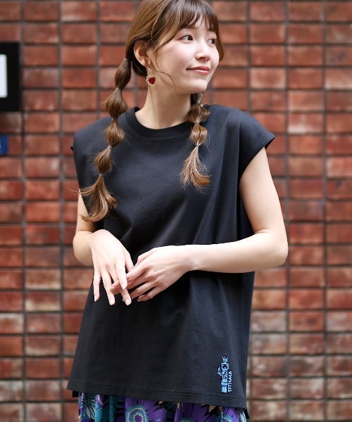 チチカカ(チチカカ)の「イェイ刺繍ノースリーブTシャツ【ユニセックス】(Tシャツ/カットソー・レディース・ブラック/ホワイト/グリーン・FREE)」の1枚目の写真