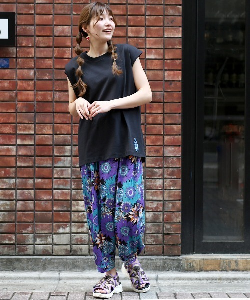 チチカカ(チチカカ)の「イェイ刺繍ノースリーブTシャツ【ユニセックス】(Tシャツ/カットソー・レディース・ブラック/ホワイト/グリーン・FREE)」の4枚目の写真