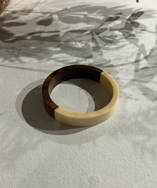 Auntie Rosa Holiday(アンティローザホリデー)の「ツートンウッドバングル(バングル/リストバンド・レディース・ブラック/クリア/ホワイト/ベージュ・FREE)」の6枚目の写真