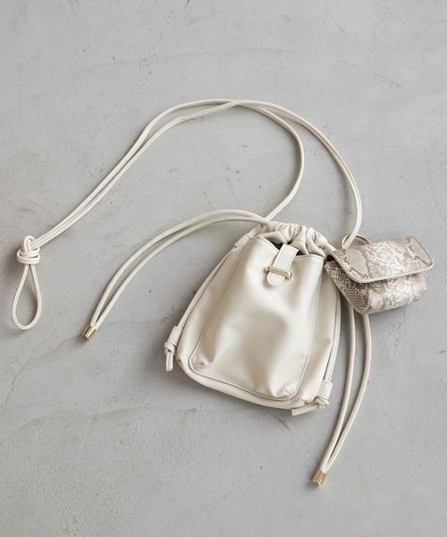 mysty woman（ミスティウーマン）の「スマホショルダーBAG 187221（ショルダーバッグ・レディース・ブラック/アイボリー・FREE）」の2枚目の写真