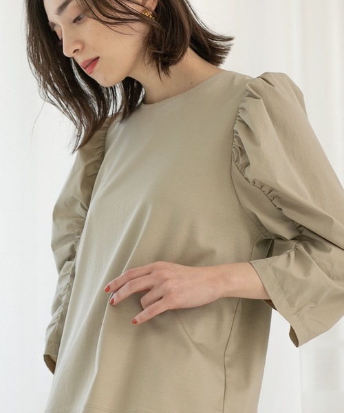 OPAQUE.CLIP(オペークドットクリップ)の「◆シルク調スーピマコットン 異素材ギャザースリーブカットソー【洗濯機洗い可】(Tシャツ/カットソー・レディース・サンドベージュ/ホワイト系/ライトブルー/ブラック・36/38/40/42)」の3枚目の写真