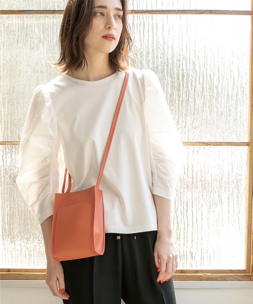 OPAQUE.CLIP(オペークドットクリップ)の「◆シルク調スーピマコットン 異素材ギャザースリーブカットソー【洗濯機洗い可】(Tシャツ/カットソー・レディース・サンドベージュ/ホワイト系/ライトブルー/ブラック・36/38/40/42)」の6枚目の写真