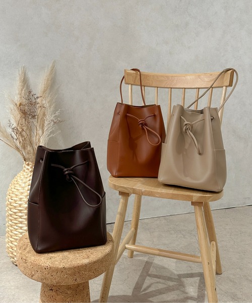 apres jour clair（アプレジュールクレア）の「【apres jour clair×ARIAZ】フェイクレザー巾着バッグ（ショルダーバッグ・レディース・ダークブラウン/ベージュ/ライトブラウン・FREE）」の4枚目の写真