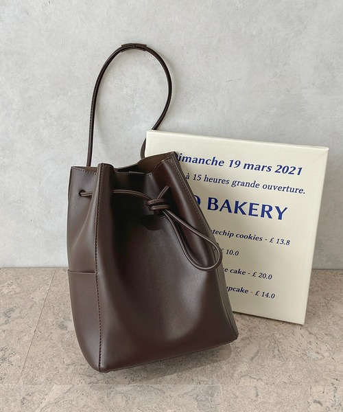 apres jour clair（アプレジュールクレア）の「【apres jour clair×ARIAZ】フェイクレザー巾着バッグ（ショルダーバッグ・レディース・ダークブラウン/ベージュ/ライトブラウン・FREE）」の8枚目の写真