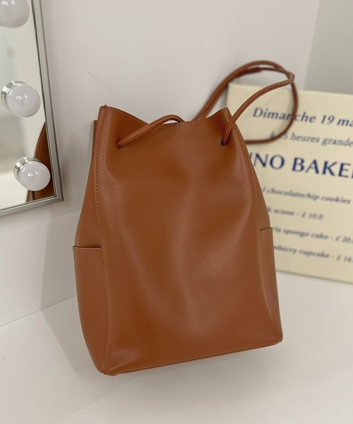 apres jour clair（アプレジュールクレア）の「【apres jour clair×ARIAZ】フェイクレザー巾着バッグ（ショルダーバッグ・レディース・ダークブラウン/ベージュ/ライトブラウン・FREE）」の9枚目の写真