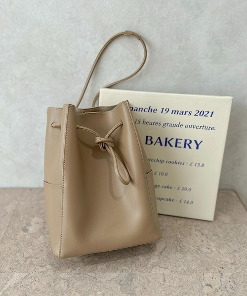 apres jour clair（アプレジュールクレア）の「【apres jour clair×ARIAZ】フェイクレザー巾着バッグ（ショルダーバッグ・レディース・ダークブラウン/ベージュ/ライトブラウン・FREE）」の10枚目の写真