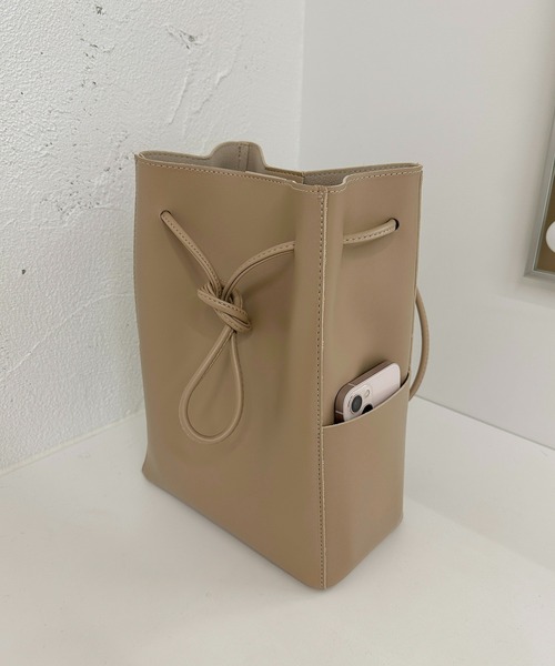 apres jour clair（アプレジュールクレア）の「【apres jour clair×ARIAZ】フェイクレザー巾着バッグ（ショルダーバッグ・レディース・ダークブラウン/ベージュ/ライトブラウン・FREE）」の6枚目の写真