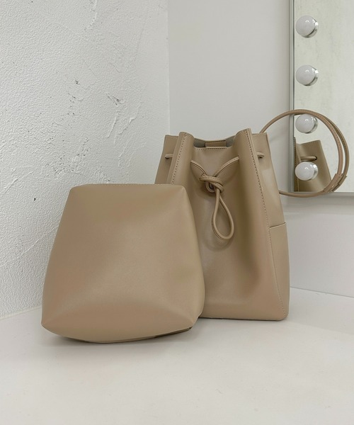 apres jour clair（アプレジュールクレア）の「【apres jour clair×ARIAZ】フェイクレザー巾着バッグ（ショルダーバッグ・レディース・ダークブラウン/ベージュ/ライトブラウン・FREE）」の7枚目の写真