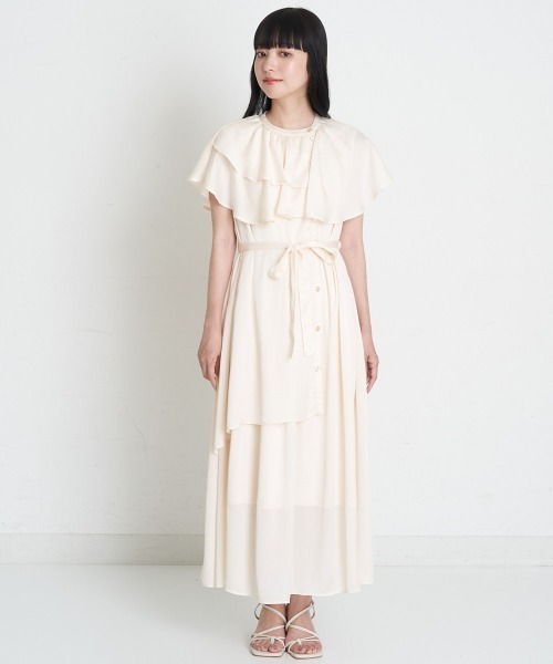 A de a.v.v（アードアー・ヴェ・ヴェ）の「レイヤード風フレアフリルサテンワンピース（ワンピース・レディース・アイボリー/ブラック・SMALL/MEDIUM）」の5枚目の写真