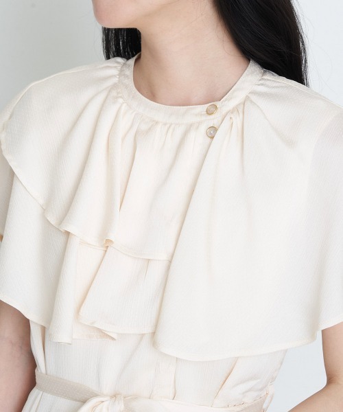 A de a.v.v（アードアー・ヴェ・ヴェ）の「レイヤード風フレアフリルサテンワンピース（ワンピース・レディース・アイボリー/ブラック・SMALL/MEDIUM）」の15枚目の写真