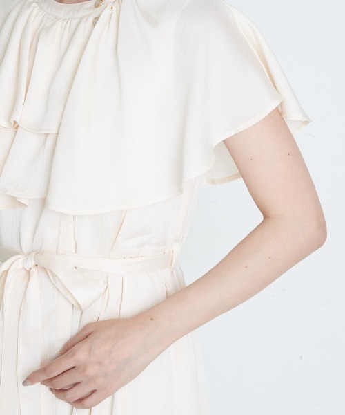 A de a.v.v（アードアー・ヴェ・ヴェ）の「レイヤード風フレアフリルサテンワンピース（ワンピース・レディース・アイボリー/ブラック・SMALL/MEDIUM）」の13枚目の写真