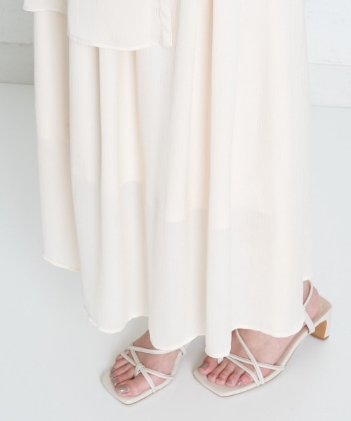 A de a.v.v（アードアー・ヴェ・ヴェ）の「レイヤード風フレアフリルサテンワンピース（ワンピース・レディース・アイボリー/ブラック・SMALL/MEDIUM）」の4枚目の写真