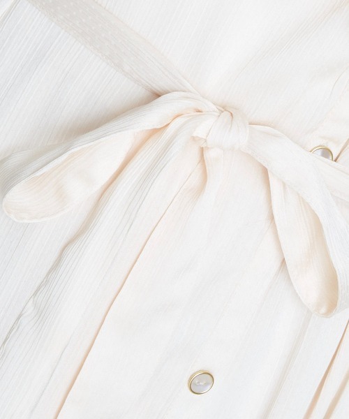 A de a.v.v（アードアー・ヴェ・ヴェ）の「レイヤード風フレアフリルサテンワンピース（ワンピース・レディース・アイボリー/ブラック・SMALL/MEDIUM）」の8枚目の写真