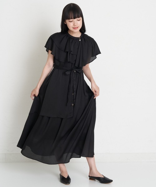 A de a.v.v（アードアー・ヴェ・ヴェ）の「レイヤード風フレアフリルサテンワンピース（ワンピース・レディース・アイボリー/ブラック・SMALL/MEDIUM）」の6枚目の写真