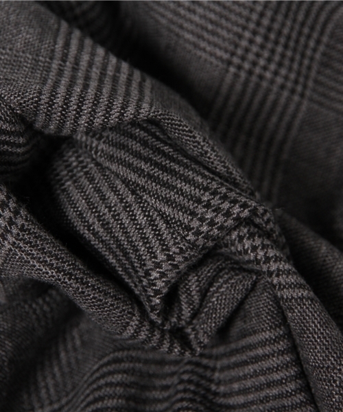 earth music&ecology(アースミュージックアンドエコロジー)の「グレンチェックタックテーパードパンツ(その他パンツ・レディース・アイボリー/グレー・MEDIUM/SMALL)」の5枚目の写真