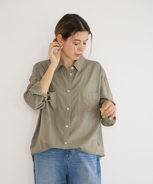 BAYFLOW(ベイフロー)の「2WAYスタンダードシャツ(シャツ/ブラウス・レディース・ブルー/カーキ/グレイッシュベージュ/ラベンダー・FREE)」の3枚目の写真