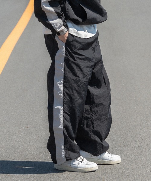 kutir(クティール)の「ナイロントラックワイドパンツ【セットアップ着用可能】(その他パンツ・メンズ・ブラック/ベージュ/ライトグレー/チャコールグレー/ネイビー・SMALL/MEDIUM/LARGE)」の9枚目の写真