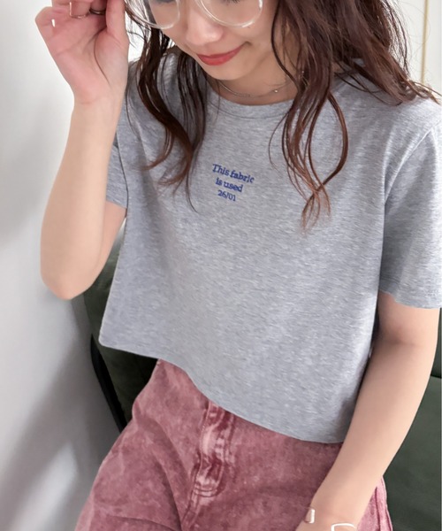 EPIMI E'PIMMY（エピミエピミー）の「ロゴ刺繍コンパクトTシャツ（Tシャツ/カットソー・レディース・オフホワイト/杢グレー/オートミール・MEDIUM）」の2枚目の写真