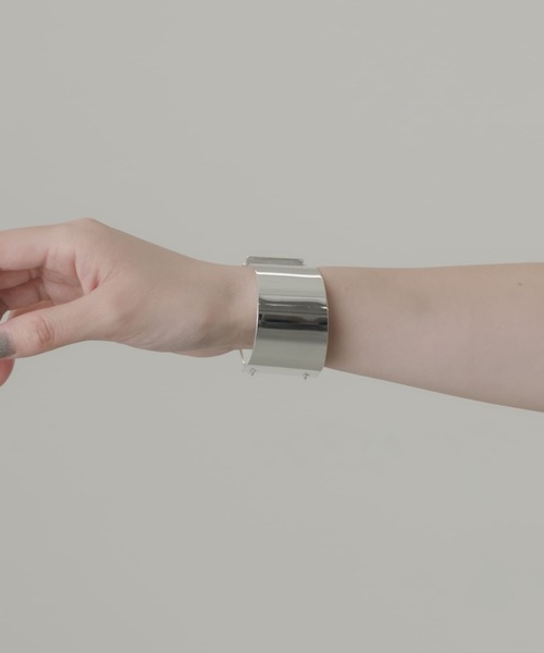 SMELLY（スメリー）の「メタルプレートバングル（ブレスレット・レディース・シルバー・-）」の3枚目の写真