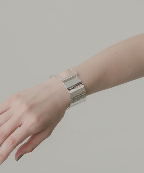 SMELLY（スメリー）の「メタルプレートバングル（ブレスレット・レディース・シルバー・-）」の4枚目の写真