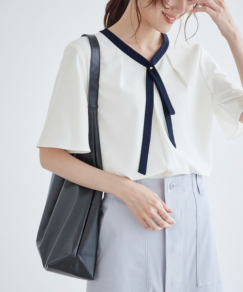 ROPE' PICNIC(ロペピクニック)の「【新色追加・2サイズ展開】メタルボタンリボンタイハーフスリーブブラウス(シャツ/ブラウス・レディース・ライトグリーン/チャコールグレー/ホワイト/サックスブルー/ホワイト系その他・38/36)」の3枚目の写真