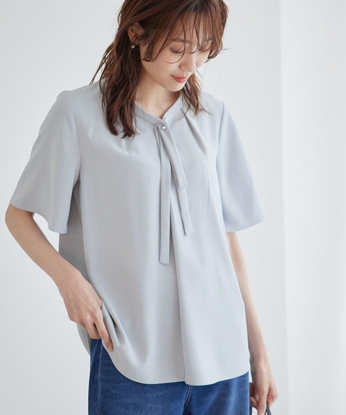 ROPE' PICNIC(ロペピクニック)の「【新色追加・2サイズ展開】メタルボタンリボンタイハーフスリーブブラウス(シャツ/ブラウス・レディース・ライトグリーン/チャコールグレー/ホワイト/サックスブルー/ホワイト系その他・38/36)」の5枚目の写真