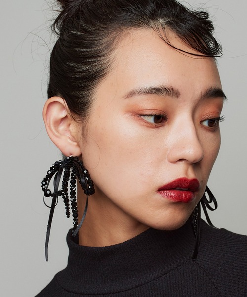 Narcissus（ナルシス）の「【Narcissus】ビーズリボンピアス（ピアス（両耳用）・レディース・ブラック/ホワイト・FREE）」の2枚目の写真