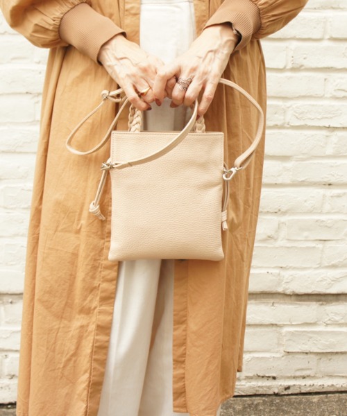 TIDEWAY（タイドウェイ）の「MONTH ITALY LEATHER 2WAY SHOULDER（ショルダーバッグ・レディース・ピンクベージュ/グレイッシュベージュ/ライトベージュ/ブラック/ターコイズブルー/ブルー/オレンジ/ミント/レッド/ライム/グリーン/ホワイト・FREE）」の13枚目の写真