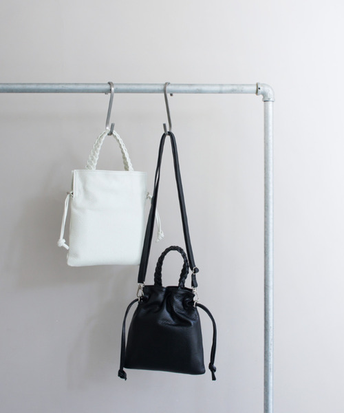 TIDEWAY（タイドウェイ）の「MONTH ITALY LEATHER 2WAY SHOULDER（ショルダーバッグ・レディース・ピンクベージュ/グレイッシュベージュ/ライトベージュ/ブラック/ターコイズブルー/ブルー/オレンジ/ミント/レッド/ライム/グリーン/ホワイト・FREE）」の19枚目の写真