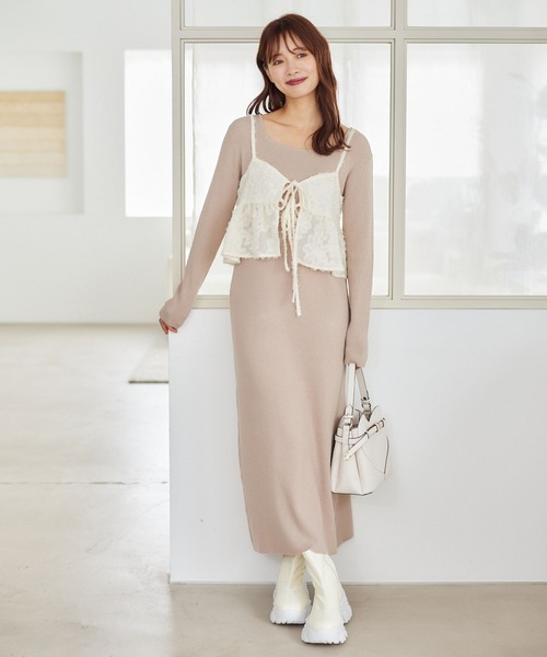 mysty woman（ミスティウーマン）の「フェザーキャミセットニットワンピース 242419（ワンピース・レディース・ライトベージュ/チャコールグレー/レッド・FREE）」の4枚目の写真