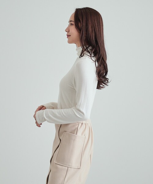 DRESKIP（ドレスキップ）の「◆【S-LL/吸湿発熱】あったかインナータートル（Tシャツ/カットソー・レディース・ブラック/オフホワイト/ナチュラル/イエロー・01/02/03/04）」の6枚目の写真