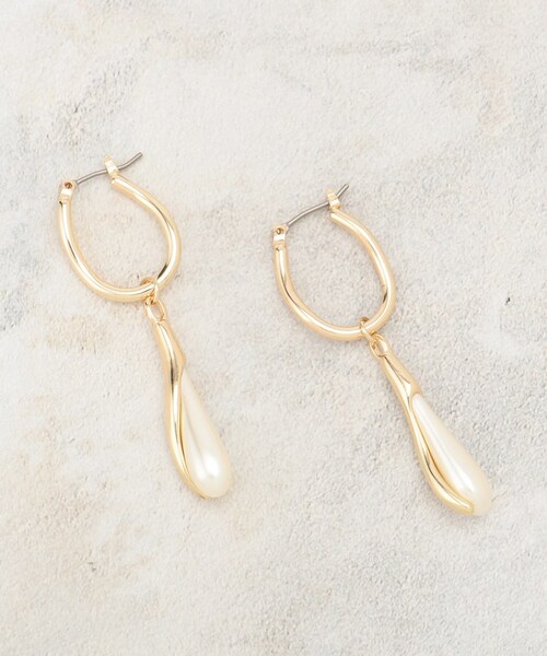 OPAQUE.CLIP（オペークドットクリップ）の「フェイクパールラインピアス（ピアス（両耳用）・レディース・シルバー/ゴールド・00）」の2枚目の写真