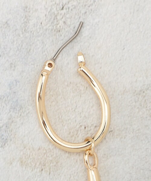 OPAQUE.CLIP（オペークドットクリップ）の「フェイクパールラインピアス（ピアス（両耳用）・レディース・シルバー/ゴールド・00）」の6枚目の写真