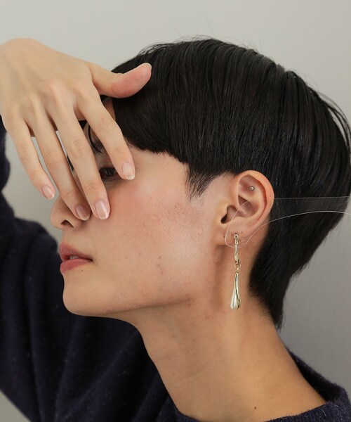 OPAQUE.CLIP（オペークドットクリップ）の「フェイクパールラインピアス（ピアス（両耳用）・レディース・シルバー/ゴールド・00）」の8枚目の写真